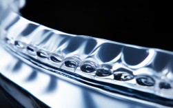 牙齿矫正后，保持器为何必须戴？戴多久才能防反弹？