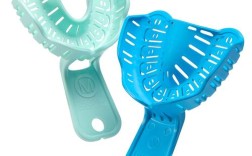 藻酸盐印模上托盘的操作方法有哪些关键步骤和注意事项？