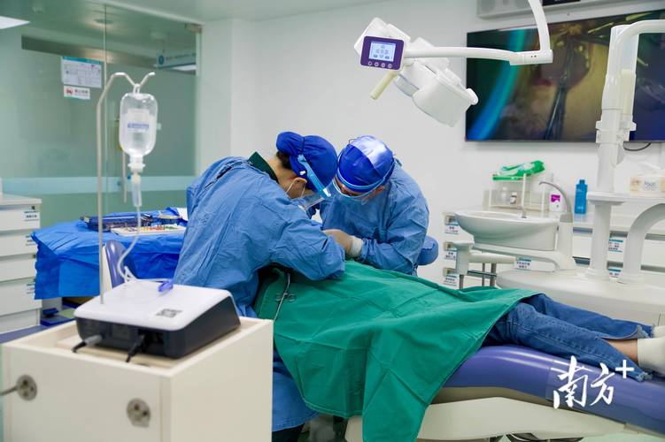 种植牙选诊所还是医院？区别、价格、服务怎么比？-图2