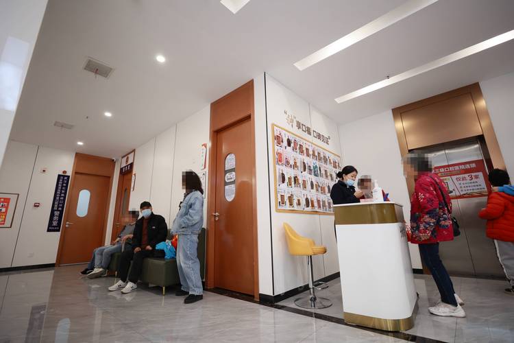 种植牙要排队吗？如何快速预约避免长时间等待？-图2