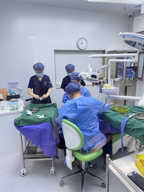 哪个种植牙培训机构专业靠谱？课程质量与师资如何选？-图3