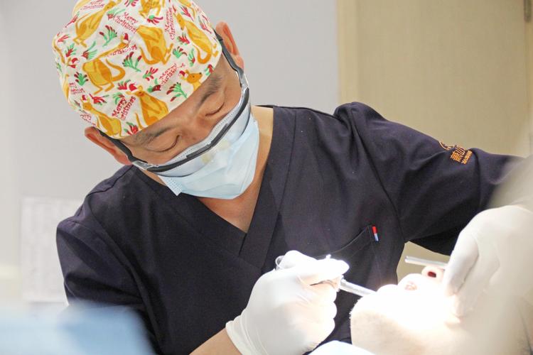 烟台口腔医院种牙大夫怎么选？专业资质和经验重要吗？-图3
