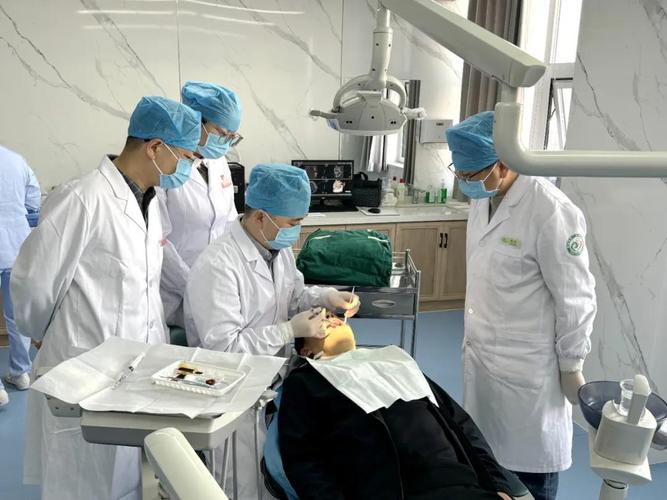 武大口腔种牙医生怎么选？资质经验看哪些？-图1