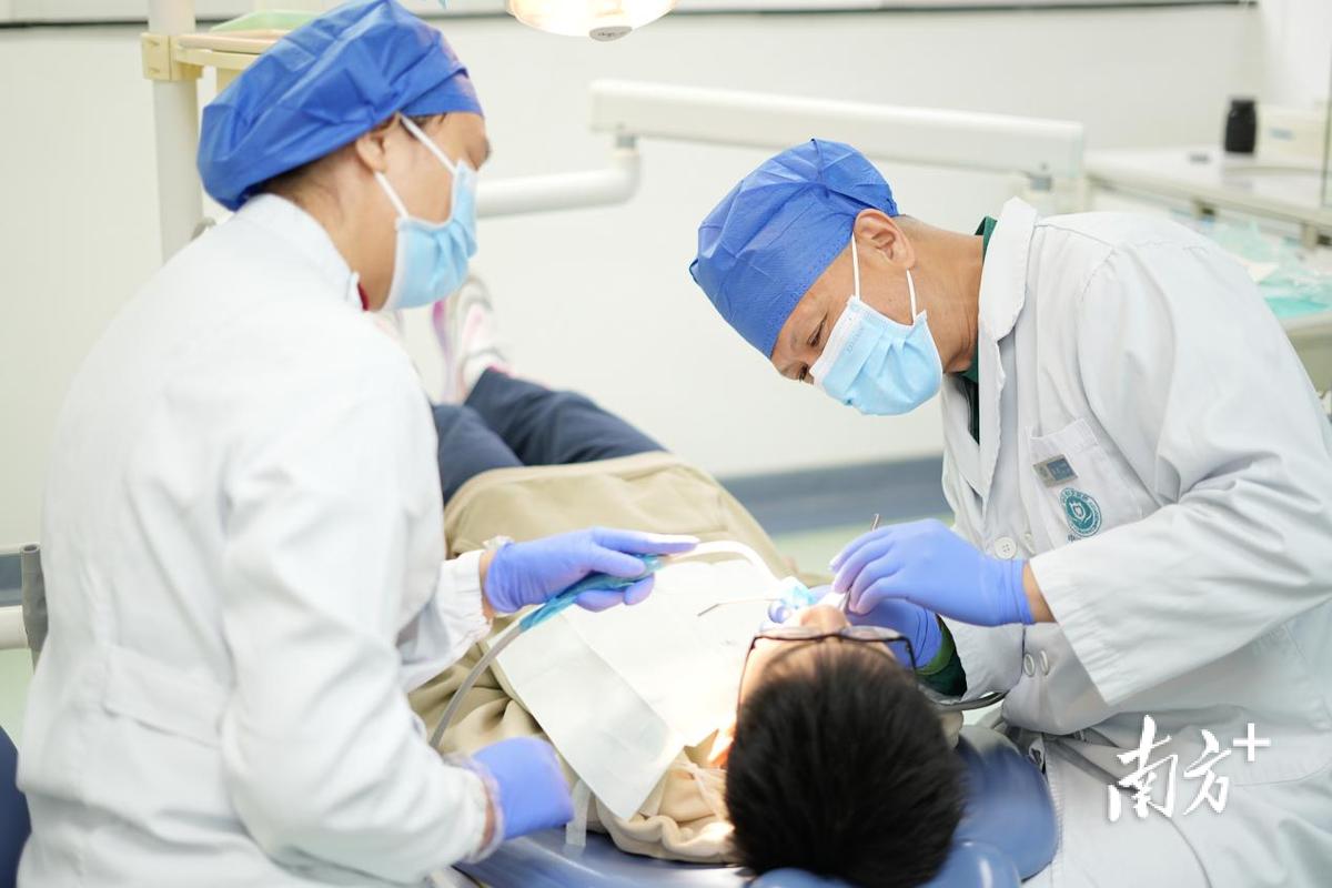 当牙齿排列不齐与颌骨发育异常并存时，患者应优先选择口腔外科矫正还是口腔正畸治疗，两者如何协同以兼顾功能与美学？-图2