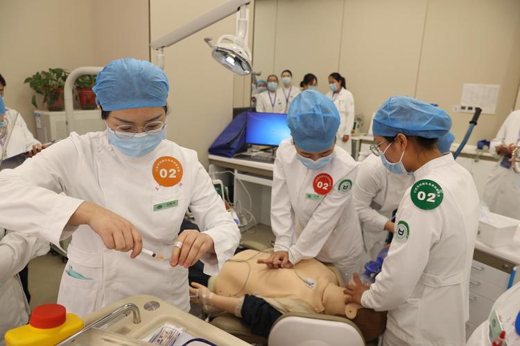 当牙齿突然脱落、口腔大出血或颌面部创伤等急诊发生时,普通人该如何正确实施口腔科急救?哪些方法能最大限度保存牙齿或控制出血,又有哪些常见误区需要警惕?-图3 当牙齿突然脱落、口腔大出血或颌面部创伤等急诊发生时,普通人该如何正确实施口腔科急救?哪些方法能最大限度保存牙齿或控制出血,又有哪些常见误区需要警惕?-图3