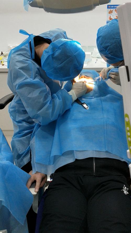 江苏省口腔医院种牙技术是否领先？价格透明吗？适合哪些缺牙人群？种植流程复杂不？-图2