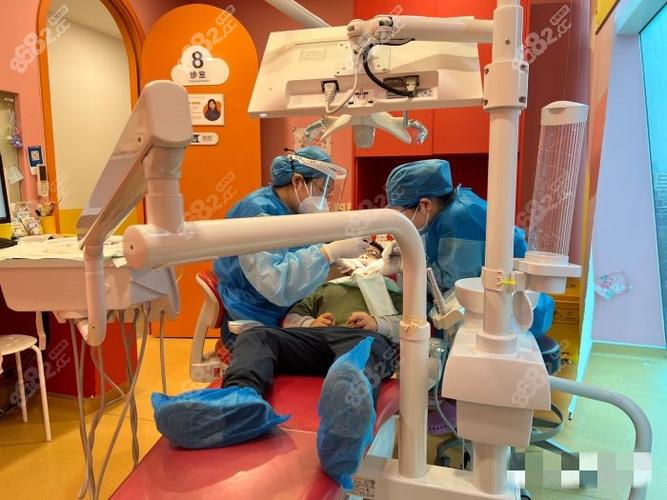 上海想做牙齿正畸,医院这么多到底怎么选?资质、医生技术、价格透明度哪个更重要?-图1 上海想做牙齿正畸,医院这么多到底怎么选?资质、医生技术、价格透明度哪个更重要?-图1