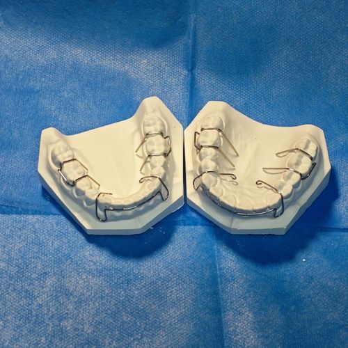 箭头卡弯制时如何精准控制弯曲角度并避免材料变形？具体操作步骤和工具选择有哪些关键要点？-图3