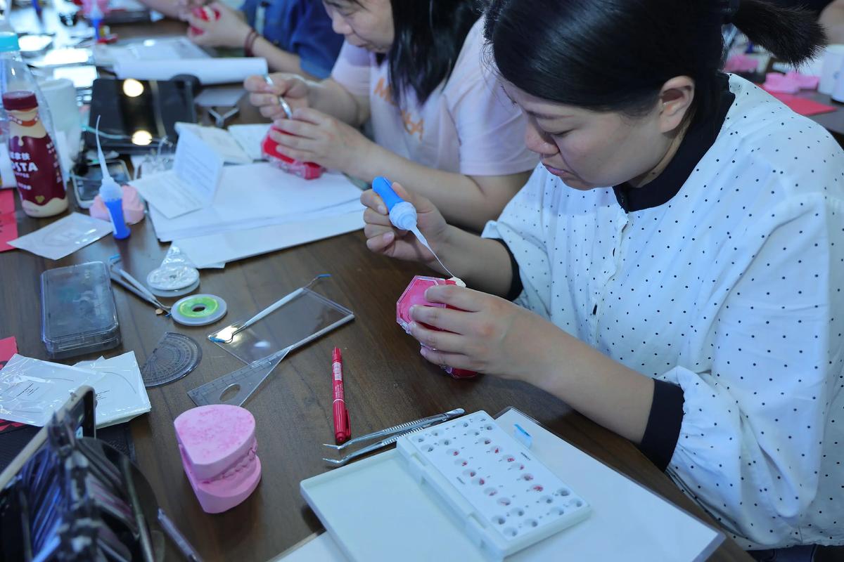 2025年正畸学习班课程内容如何结合数字化技术与传统正畸？不同资历医生能通过哪些模块提升临床实操能力？-图1