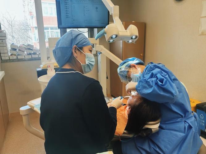 成都华西口腔种牙靠谱吗？效果和价格如何？-图2