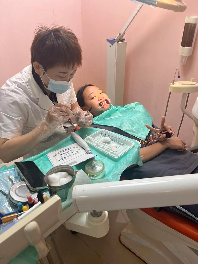 牙齿正畸期间能正常吃东西吗？-图2