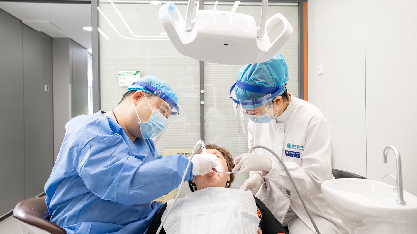 口腔正畸为何需要专业医疗团队全程参与？-图1
