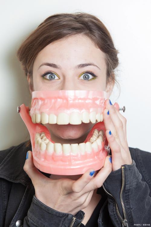 45岁矫正牙齿还来得及吗？年龄会是阻碍吗？-图3