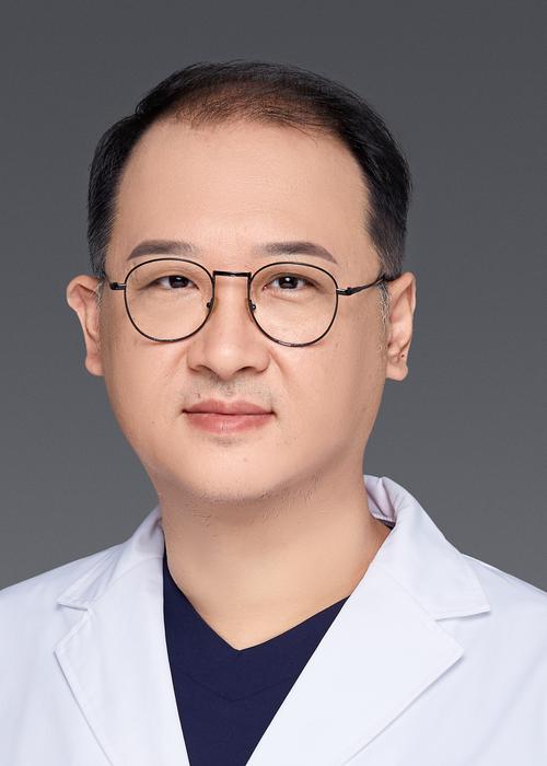 上海九院矫正牙齿医生怎么选？专业资质和案例哪个重要？-图2