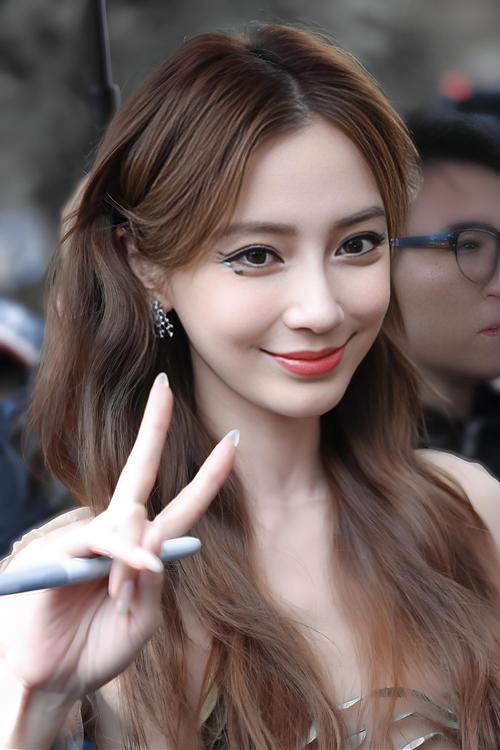 杨颖矫正牙齿是几岁开始的？她的牙齿矫正年龄是多少？-图2