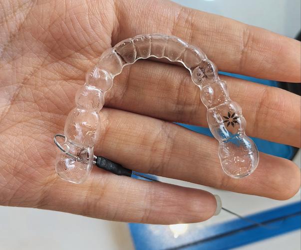 牙齿矫正用冰晶托槽效果真的更好吗？-图1